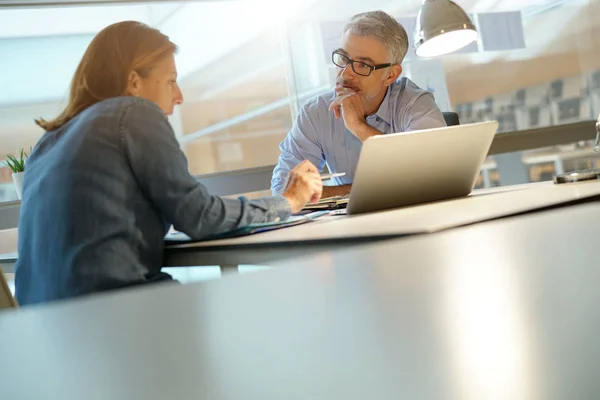 Colleghi Che Lavorano Insieme Ufficio Utilizzando Computer Portatile — Foto Stock