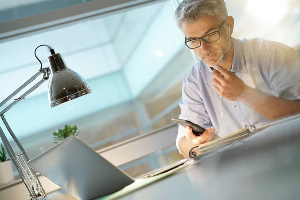 Biznesmen Biurze Rozmawia Przez Telefon — Zdjęcie stockowe