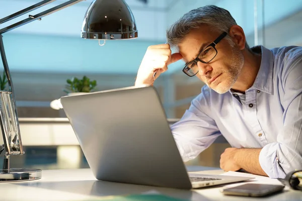 Empresário Escritório Sendo Pensativo Frente Laptop — Fotografia de Stock