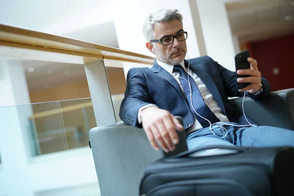 Hombre Negocios Zona Espera Del Aeropuerto Conectado Con Teléfono Inteligente —  Fotos de Stock