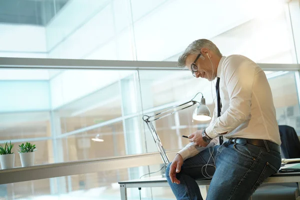 Empresário Falando Telefone Escritório Sentado Mesa — Fotografia de Stock