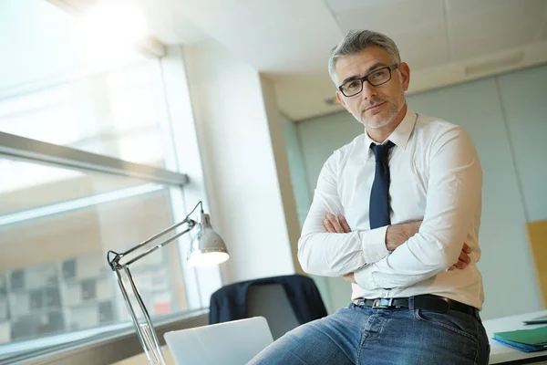 Vertrouwen Zakenman Bureau Zitten Met Gekruiste Armen — Stockfoto