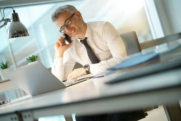 Empresário Escritório Falando Smartphone — Fotografia de Stock