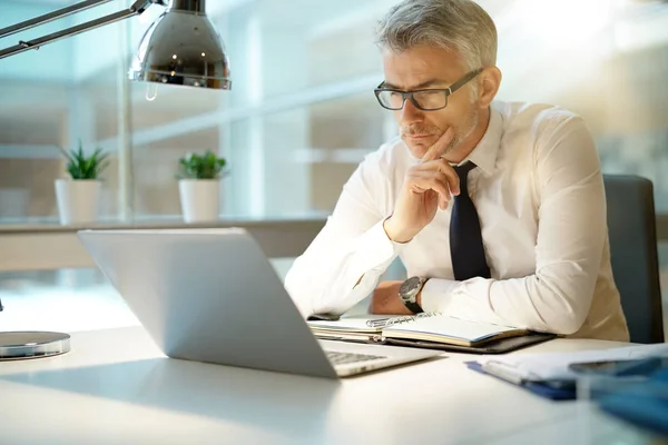 Zakenman Bezig Met Laptop Kantoor Bezorgd — Stockfoto