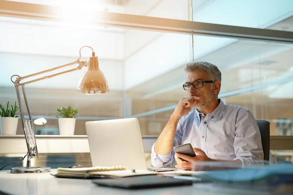 Empresario Que Trabaja Oficina Con Ordenador Portátil — Foto de Stock