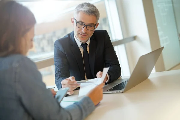 Mujer Oficina Del Banquero Firmando Préstamo Financiero Para Proyecto — Foto de Stock