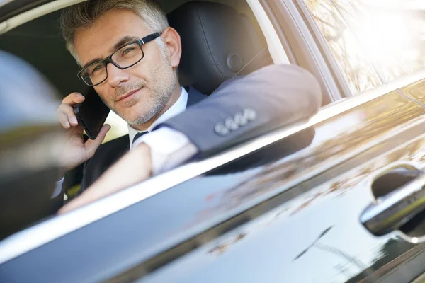 Taxista Hablando Por Teléfono Mientras Espera Cliente —  Fotos de Stock