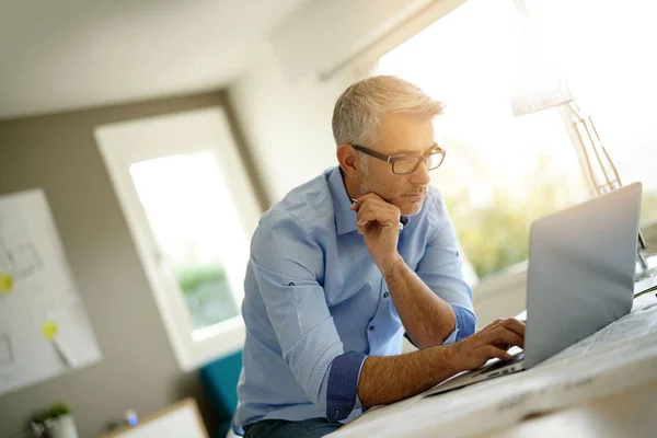 Architekt Büro Arbeitet Mit Laptop Bauprojekt — Stockfoto