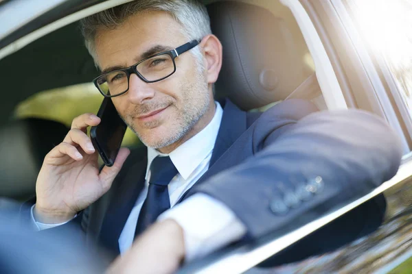 Taxichaufför Prata Telefon Medan Väntar Klienten — Stockfoto
