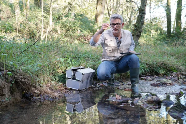 Biologe Testet Wasserqualität Des Flusses — Stockfoto