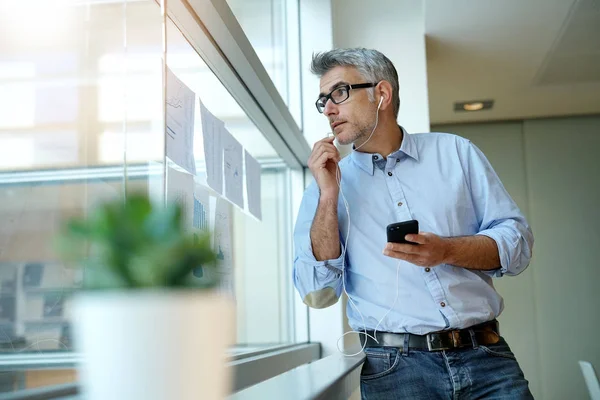 Empresario Hablando Por Teléfono Mientras Anaylzing Resultados Gráficos — Foto de Stock