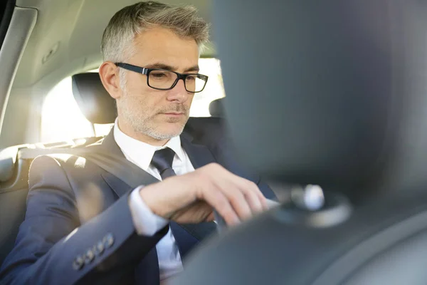 Empresario Sentado Asiento Trasero Del Coche Trabajando Tableta Digital — Foto de Stock