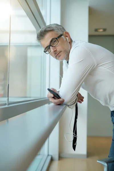 Empresario Hablando Por Teléfono Oficina Pie Por Ventana —  Fotos de Stock