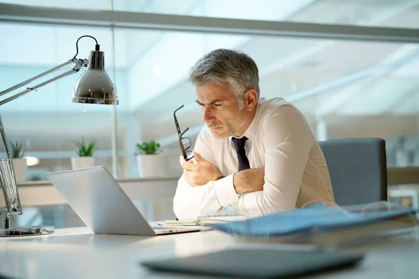 Uomo Affari Che Lavora Computer Portatile Carica Essendo Preoccupato — Foto Stock