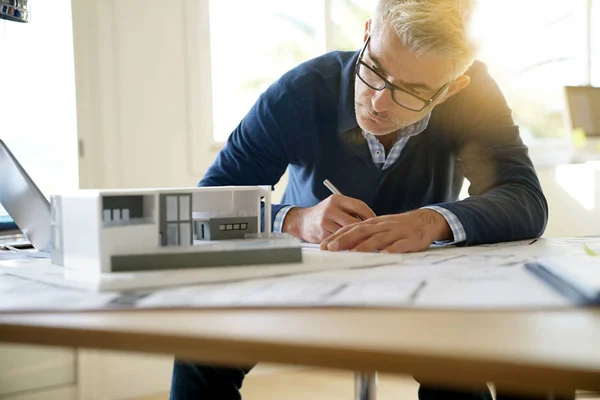 Architecte Bureau Travaillant Sur Modèle — Photo