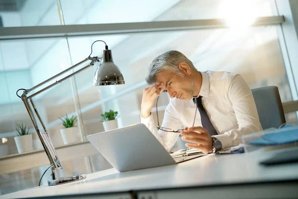 Uomo Affari Carica Che Mal Testa Davanti Computer Portatile — Foto Stock