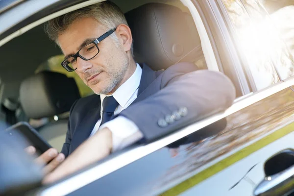 Taxichauffeur Praten Telefoon Tijdens Het Wachten Voor Client — Stockfoto