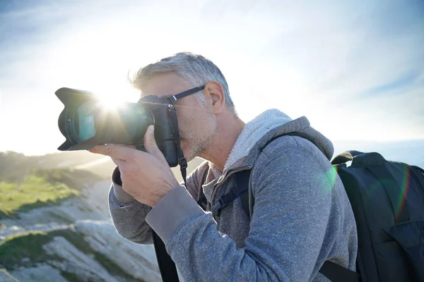 Fotografo Che Fotografa Paesaggi All Aperto — Foto Stock