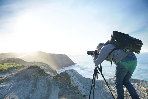 Fotoğrafçı Peyzaj Fotoğraf Çekmek Için Tripod Kullanılması — Stok fotoğraf