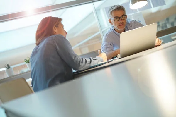 Birlikte Çalışma Office Meslektaşları Dizüstü Bilgisayar Kullanarak — Stok fotoğraf