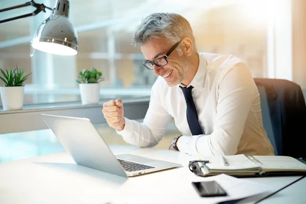 Feliz Hombre Negocios Teniendo Buen Día — Foto de Stock