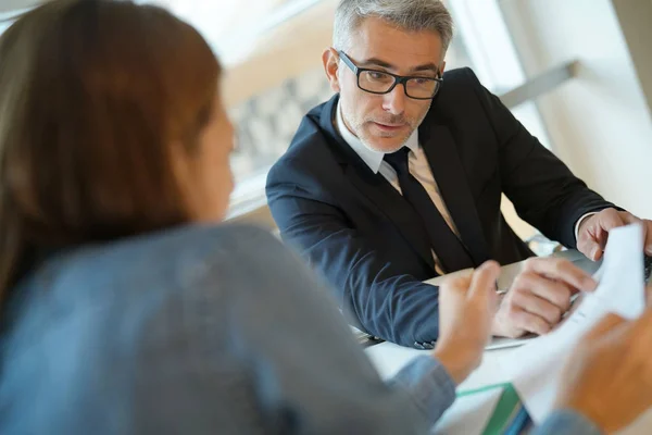 Une Femme Dans Bureau Banquier Signe Prêt Financier Pour Projet — Photo