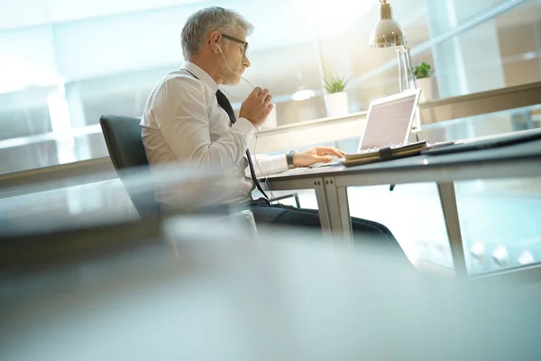 Baksidan Affärsman Office Arbetar Bärbar Dator — Stockfoto