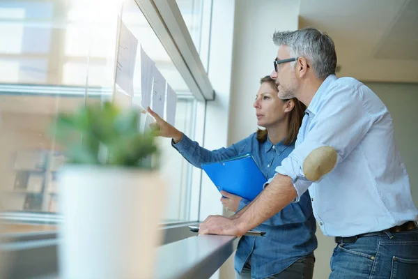 Equipo Negocios Analizando Los Resultados Ventas Gráficos — Foto de Stock