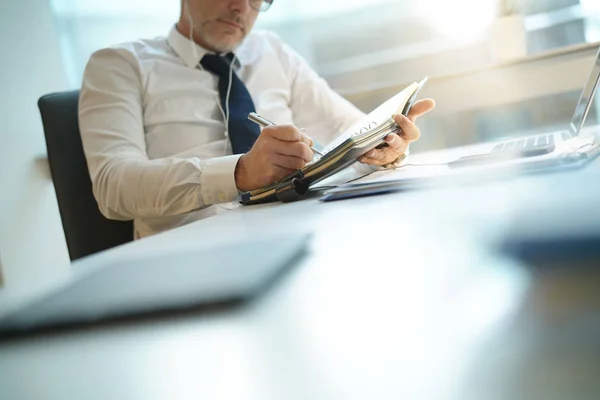 Nahaufnahme Eines Geschäftsmannes Der Auf Der Tagesordnung Steht — Stockfoto