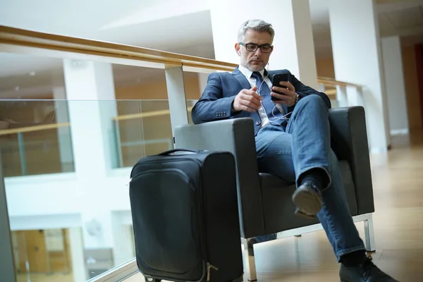 Businessman Airport Waiting Area Connected Smartphone — Stock Photo, Image