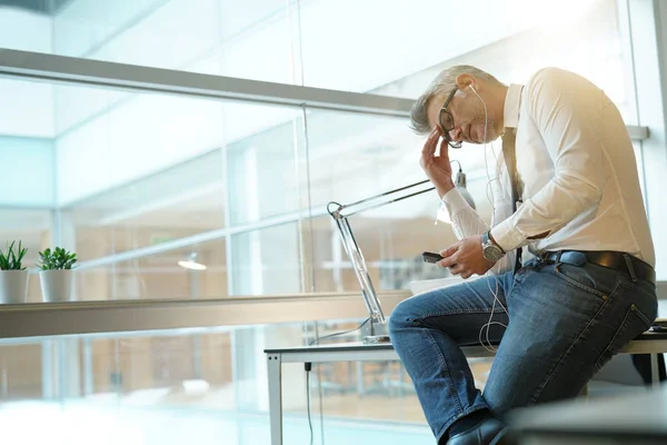 Uomo Affari Che Parla Telefono Ufficio Seduto Sulla Scrivania — Foto Stock