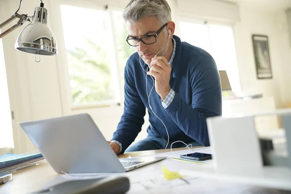 Architect Gesprek Met Cliënt Aan Telefoon Met Koptelefoon Kantoor — Stockfoto