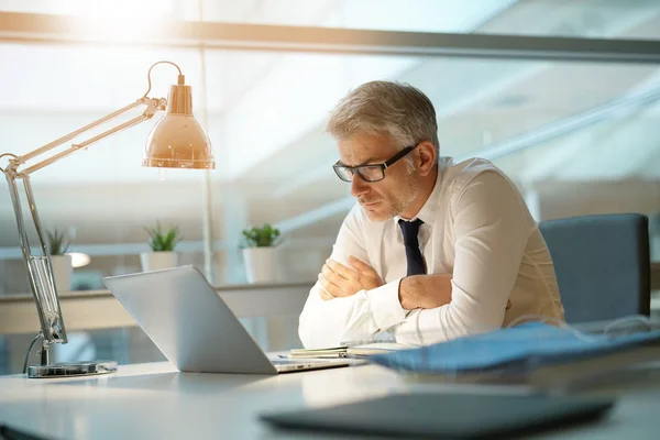 Zakenman Bezig Met Laptop Kantoor Bezorgd — Stockfoto