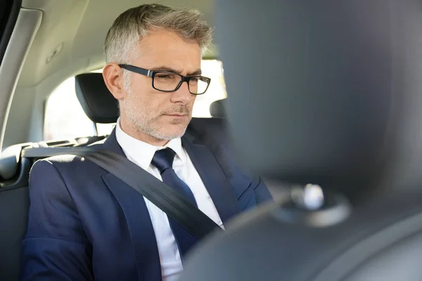 Empresario Sentado Asiento Trasero Del Coche Trabajando Tableta Digital — Foto de Stock