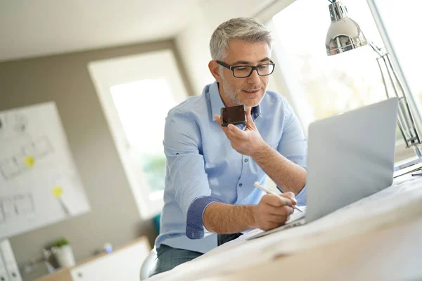 Arquitecto Oficina Hablando Con Cliente Con Smartphone — Foto de Stock