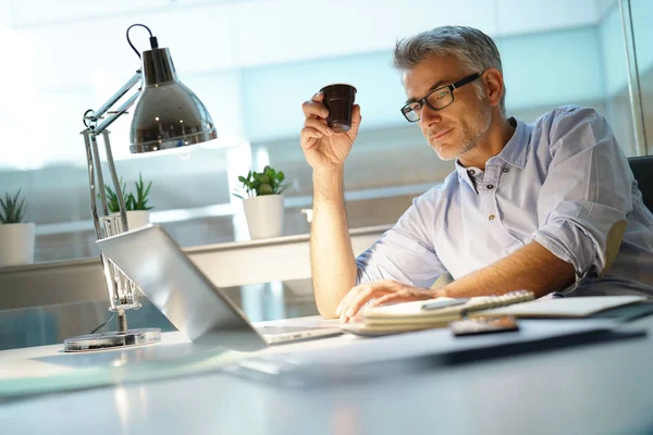 Homme Affaires Bureau Parlant Téléphone — Photo