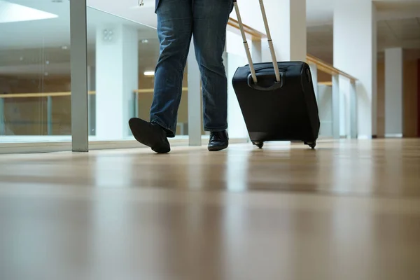 Primo Piano Del Viaggiatore Che Tira Valigia Nel Corridoio Dell — Foto Stock