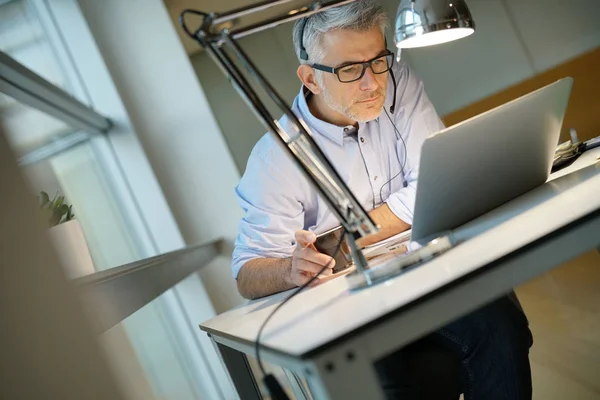 Zakenman Kantoor Met Hoofdtelefoon Terwijl Het Hebben Van Video Conferentie — Stockfoto