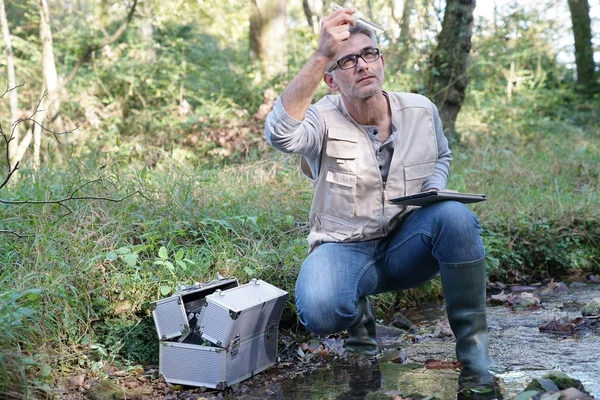 Biologe Testet Wasserqualität Des Flusses — Stockfoto