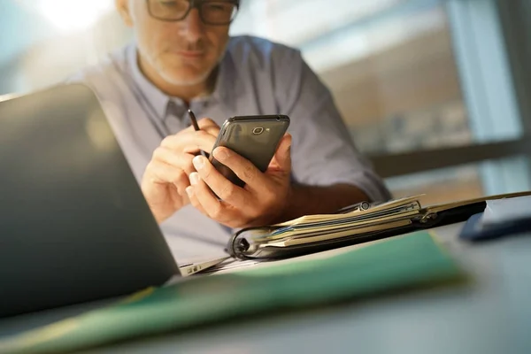 Affärsman Office Med Smartphone Till Rekord Mötesdatum — Stockfoto