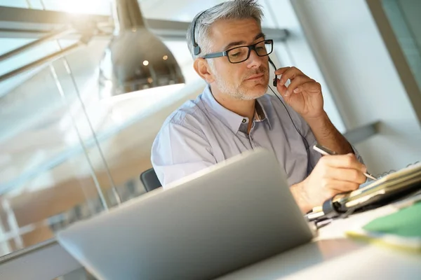 Kantoor Werknemer Met Headset Terwijl Het Hebben Van Video Conferentie — Stockfoto