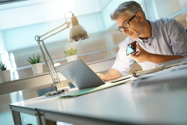 Uomo Affari Ufficio Che Parla Telefono — Foto Stock