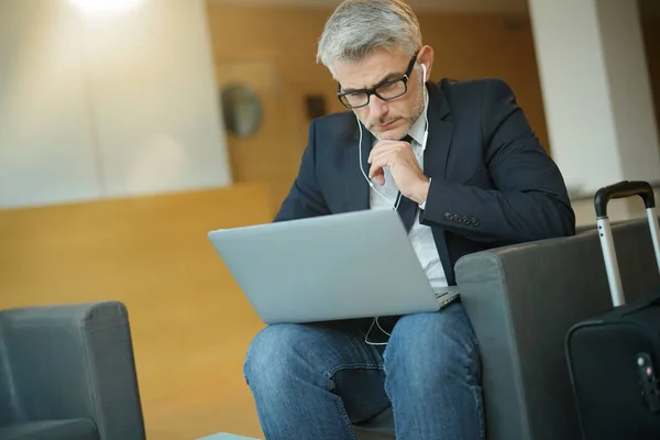 Businessman Waiting Room Connected Wit Laptop — Stock Photo, Image