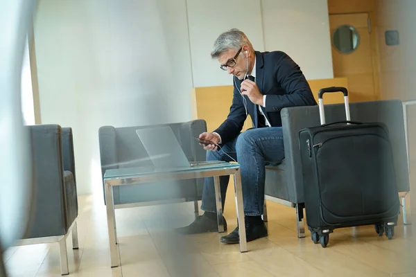 Businessman Waiting Room Connected Wit Laptop — Stock Photo, Image