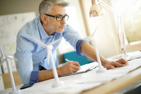 Industriingeniør Som Arbeider Med Vindturbiner Implantering – stockfoto