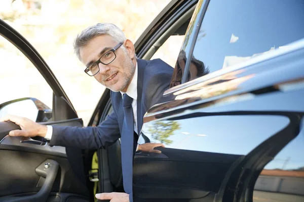 Lächelnder Geschäftsmann Steigt Aus Dem Auto — Stockfoto