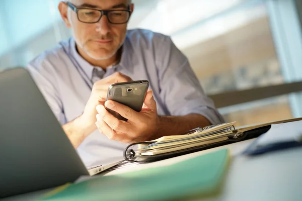 Affärsman Office Med Smartphone Till Rekord Mötesdatum — Stockfoto