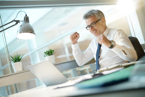 Feliz Hombre Negocios Teniendo Buen Día — Foto de Stock