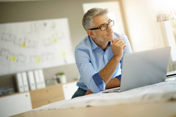 Architecte Dans Bureau Étant Attentionné Regardant Vers Fenêtre — Photo