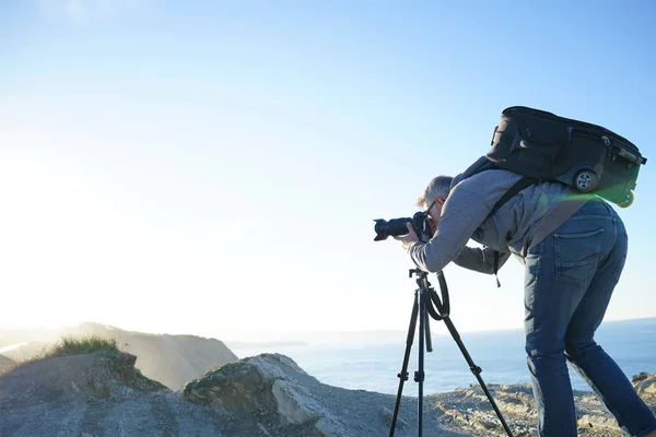 Fotografen Använder Stativ För Att Bilder Landskap — Stockfoto